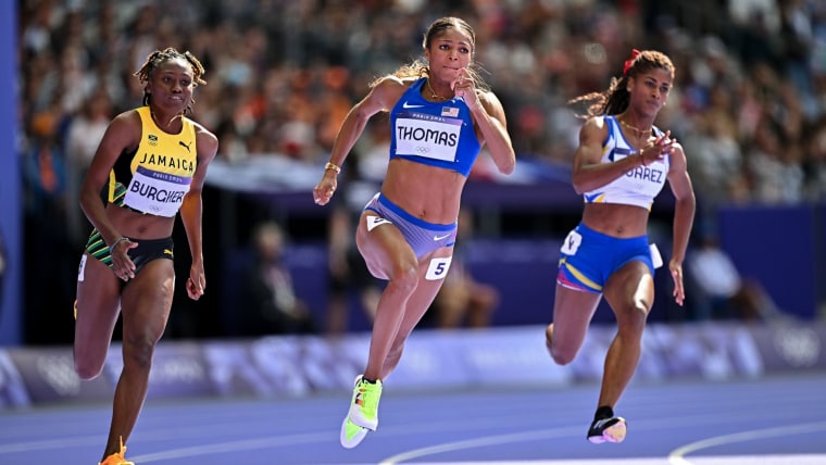 Gabby Thomas cruises to victory in the women's 200m round 1