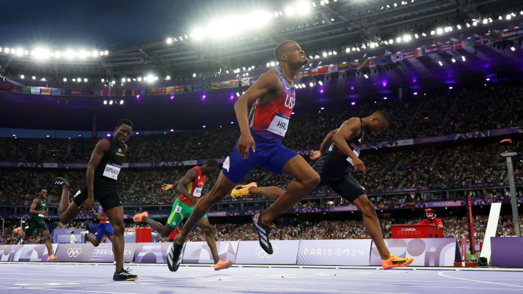 Quincy Hall storms through the field to win gold in the 400m