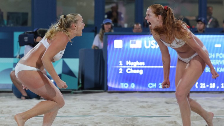 USA's Kelly Cheng, Sara Hughes survive against Italy