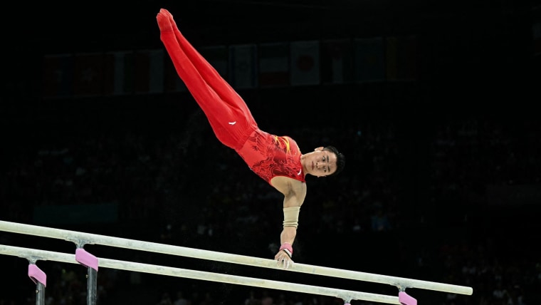 Zou Jingyuan triumphant on parallel bars at the Games again