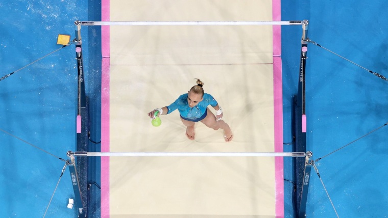 D'Amato nails uneven bars in all-around final