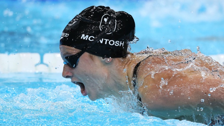 Summer McIntosh blitzes 200m butterfly, Regan Smith silver