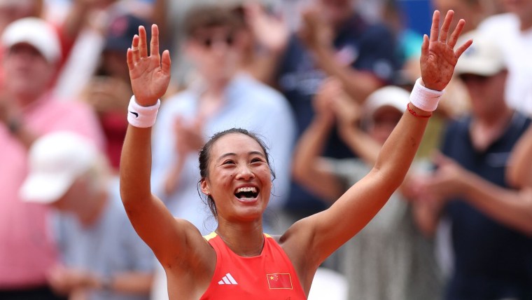 China's Zheng Qinwen defeats Iga Swiatek in SF battle