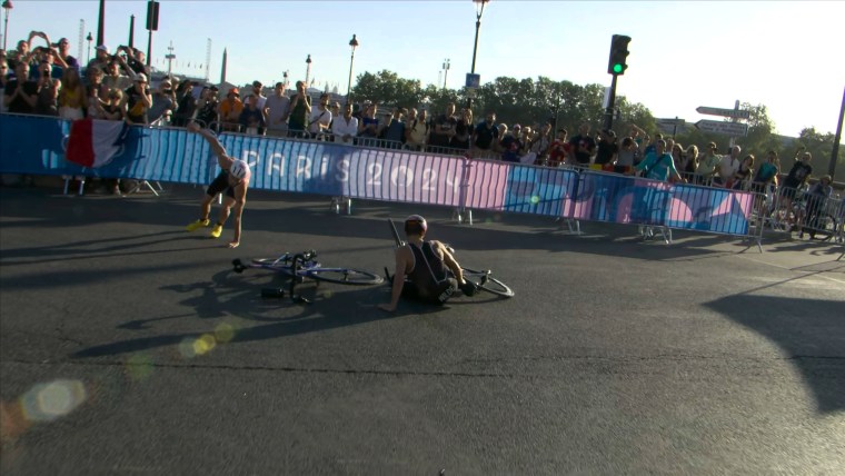 Medal favorites crash in biking leg of men's triathlon