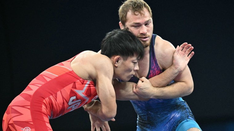 Higuchi bests USA's Spencer Lee for 57kg wrestling gold