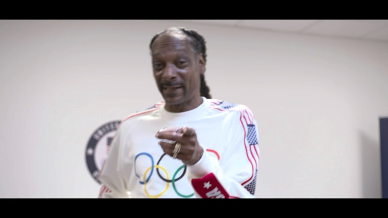 Snoop Dogg 'drops it like it hot' with U.S. weightlifting
