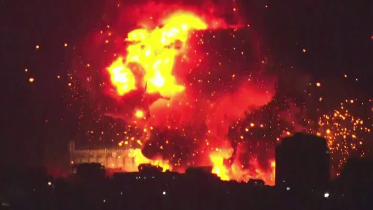 बड़े बम धमाकों से बेरूत का आसमान जगमगा उठा 1 1728170827416 nn mbr explosions in beirut from israeli attacks 241005 1920x1080 d1zvbu