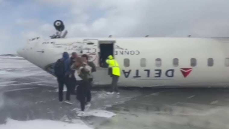 Breaking Delta plane crashes while landing in Toronto