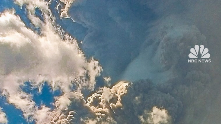 Indonesia volcano spews 11 mile high - F Vert Brk Indonesia Volcano 250707 Sjcrzd 