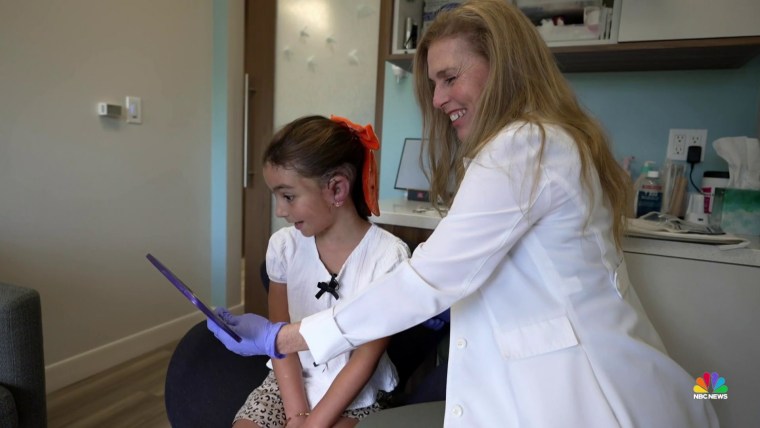 娘の耳の再生をカバーしようと両親が奮闘 娘の耳の再生をカバーしようと両親が奮闘