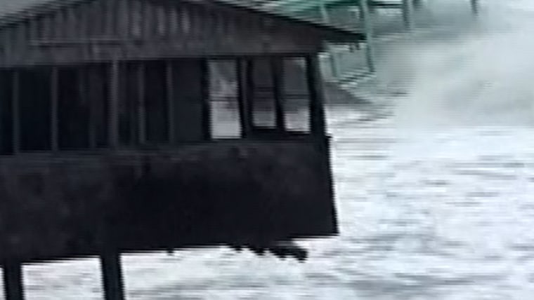 Homes in North Carolina collapse into ocean
