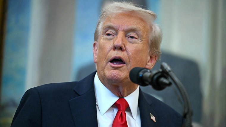 Trump Eyes Russia-Ukraine Deal, Bolstered by Israel-Hamas