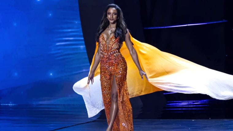 Miss Jamaica Falls off Stage at Miss Universe Pageant
