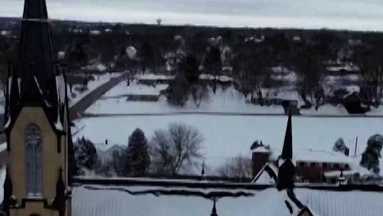 Powerful winter storm blankets Illinois city in snow