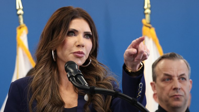 Kristi Noem defends ICE agent’s actions in Minneapolis shooting插图