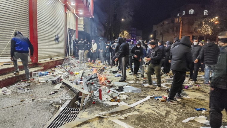 Iran Cuts Off Internet After Protesters Call for Regime Change插图