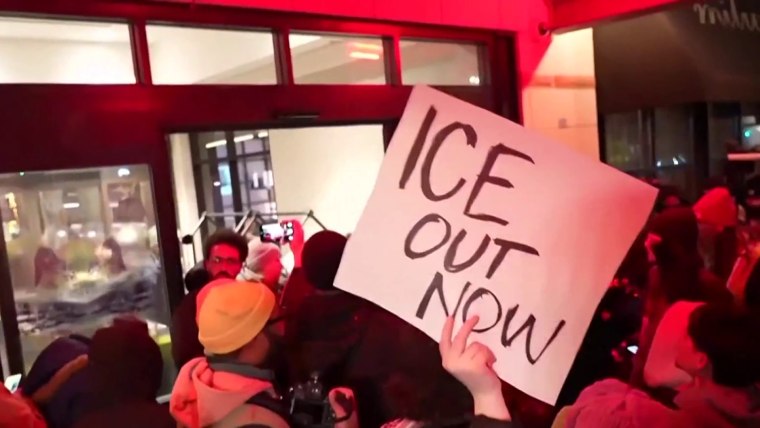 Mounting protests in Minneapolis after ICE-involved shooting插图
