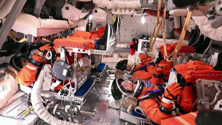 Meet the astronauts on NASA’s Artemis II moon mission插图1