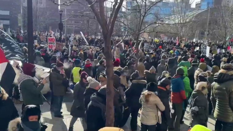 Thousands at anti-ICE protest in Minneapolis插图