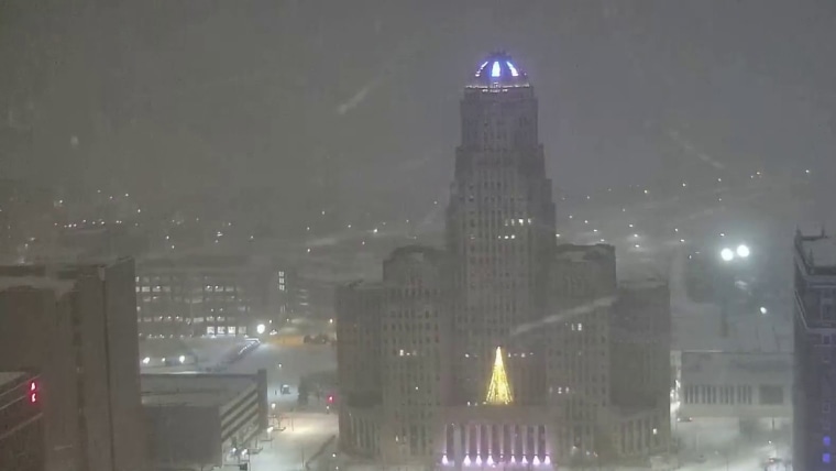 Seven dead as 185 million face winter alerts in central, eastern U.S. states插图