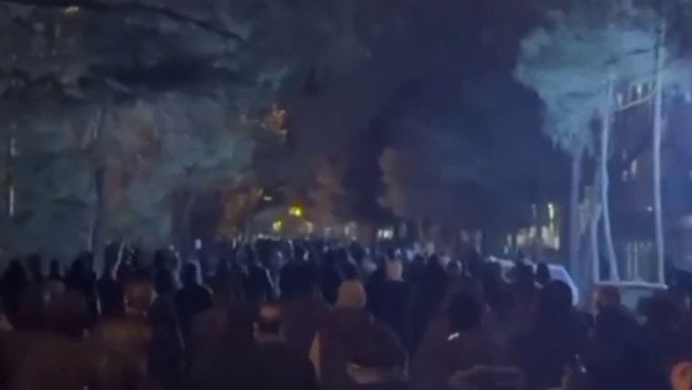 トランプ大統領が軍事行動を検討中、イランの抗議活動参加者らは外部からの支援を期待