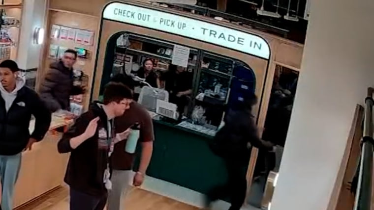 Armed suspects rob Manhattan Pokémon store插图