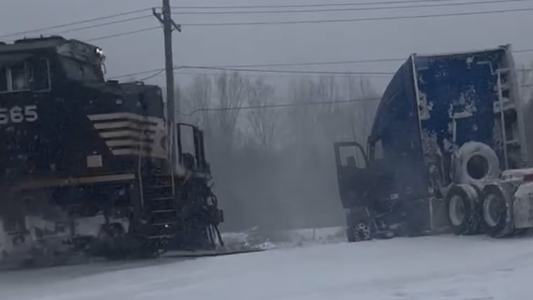 Semitruck hit by train in North Carolina插图 Semitruck hit by train in North Carolina插图