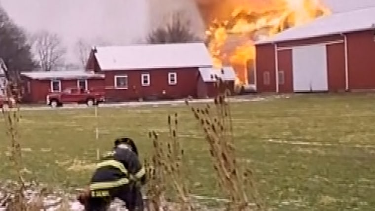 Video shows officers rescuing cows from a barn fire插图