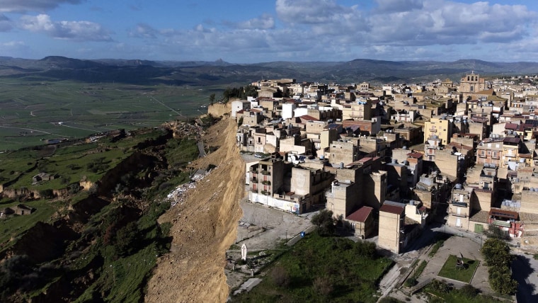 地滑りでシチリアの街が奈落の縁にぶら下がる
