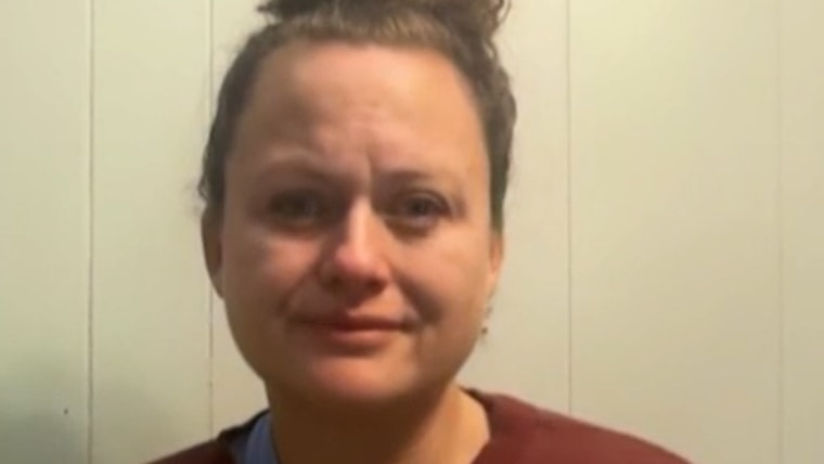 ICEの拘留中の2人の女性が発作に苦しむエージェントを助ける