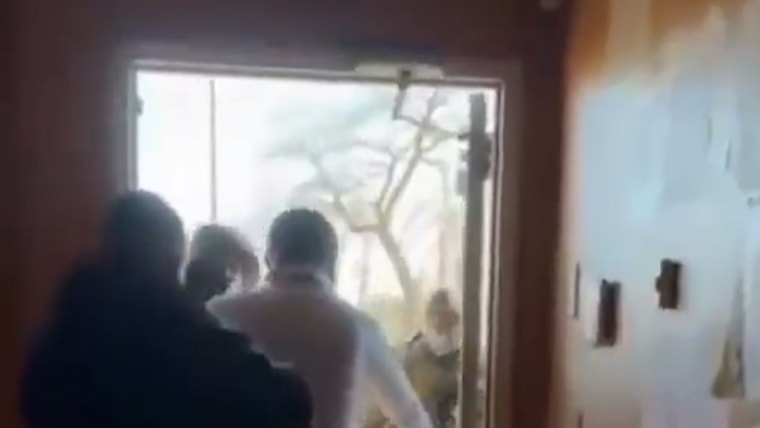 Agen federal dihentikan di pintu konsulat Ekuador Agen federal dihentikan di pintu konsulat Ekuador