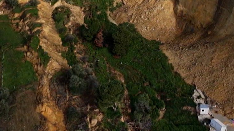 シチリア島の地滑りで市が奈落の縁にぶら下がる