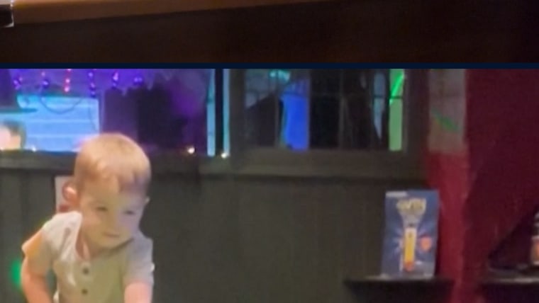 Two-year-old pool player breaks trick shot world record插图