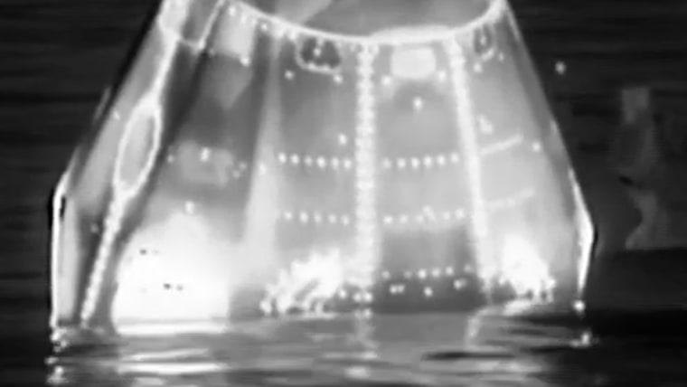 NASA Crew-11 splashes down after returning to Earth插图