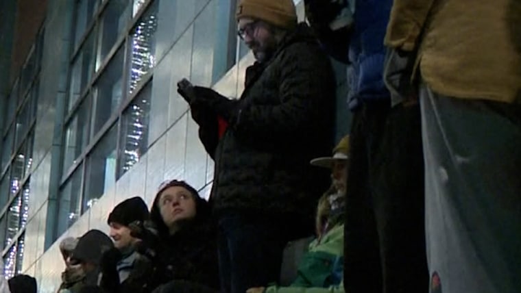 Couples wait overnight to secure wedding spots at Oregon parks插图 Couples wait overnight to secure wedding spots at Oregon parks插图
