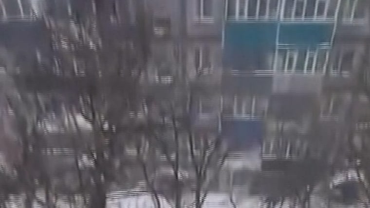 Russian man jumps from fifth floor into pile of snow插图