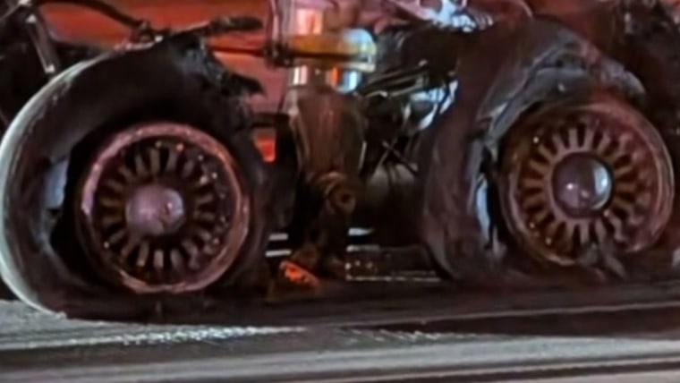 Plane’s tires explode as it lands at Atlanta airport插图 Plane’s tires explode as it lands at Atlanta airport插图