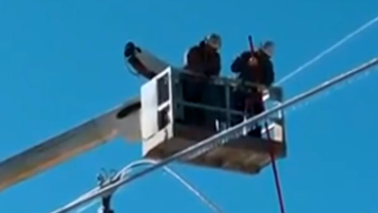 Hundreds remain without power in freezing South插图