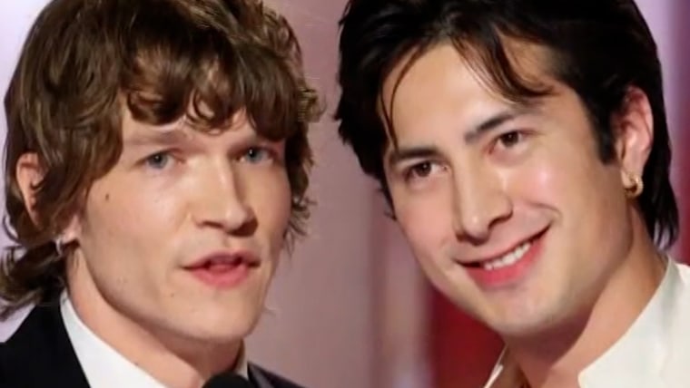 ‘Heated Rivalry’ stars running with Olympic torch插图 ‘Heated Rivalry’ stars running with Olympic torch插图