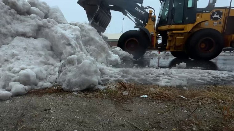 பாரிய குளிர்கால புயல் கிழக்கு கடற்கரையை தாக்கும் என்பதால் பனிப்புயல் எச்சரிக்கை விடுக்கப்பட்டுள்ளது