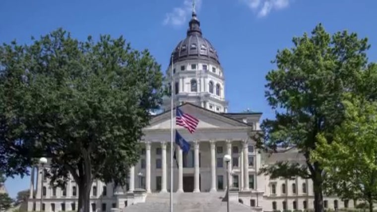 திருநங்கைகள் கன்சான்கள் தங்கள் ஓட்டுநர் உரிமத்தை ரத்து செய்யும் சட்டத்தின் மீது அரசு மீது வழக்கு தொடர்ந்தனர்