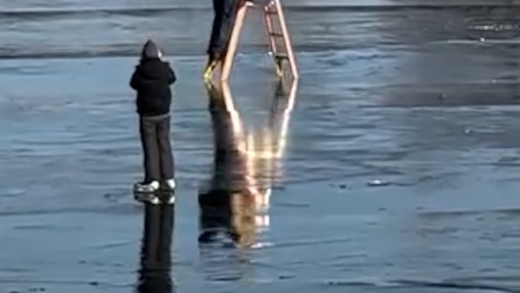 Man appears to ‘sail’ on frozen Potomac River插图