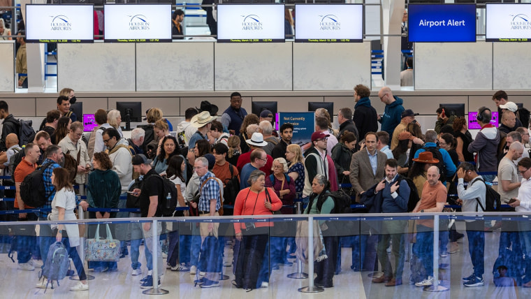 Crowds Pile up at US Airports as TSA Agents Go Without Pay