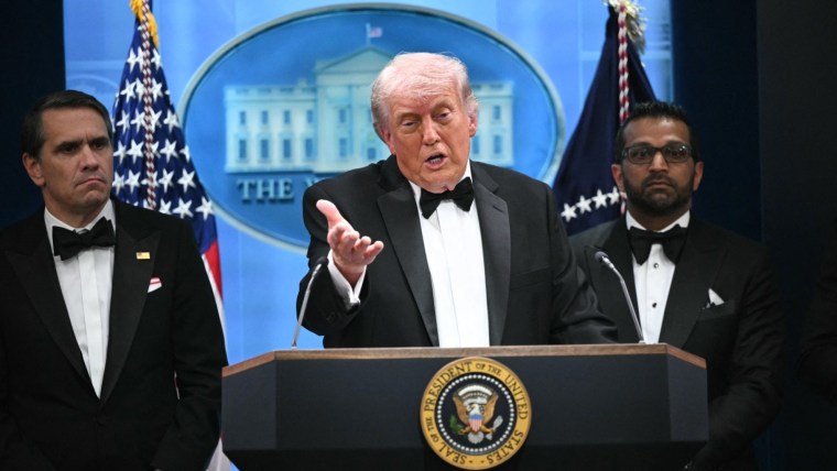 Trump bertanya tentang kekerasan politik di AS setelah dievakuasi dari acara tersebut