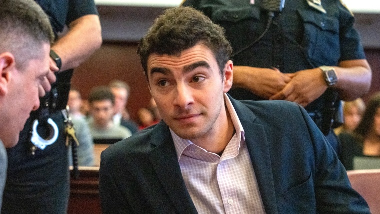 🚨 NEW YORK MURDER CASE: JUDGE ALLOWS KEY EVIDENCE IN TRIAL OF LUIGI MANGIONE FOR FATAL CEO SHOOTING