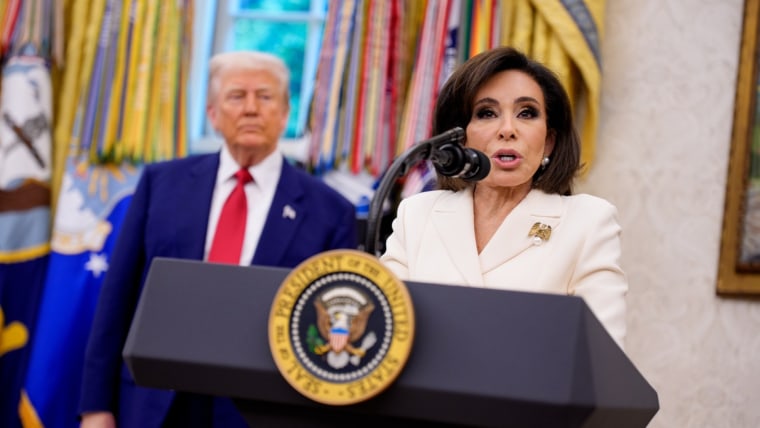 Ο Τραμπ επιπλήττει τη Jeanine Pirro για την απόφαση να αποσύρει την υπόθεση βανδαλισμού στο Reflecting Pool