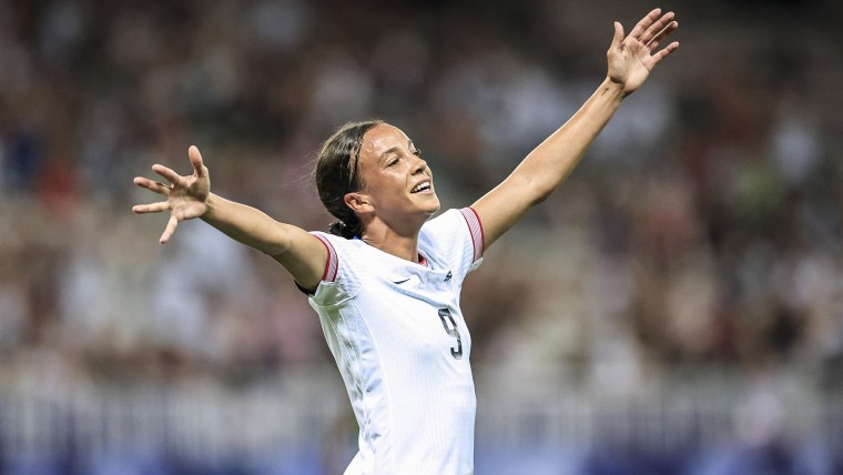 Image: US' forward #09 Mallory Swanson celebrates scoring her team's second goal