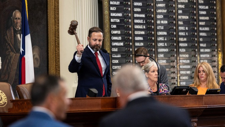 Democratic lawmakers in Texas leave the state in redistricting battle