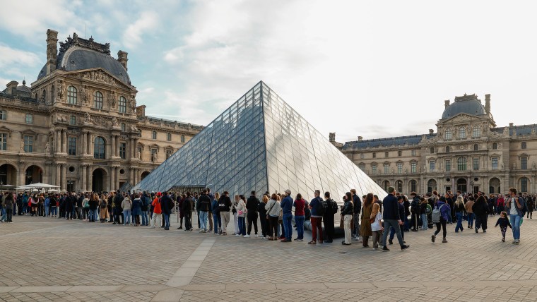 Louvre Reopens After Jewellery Heist