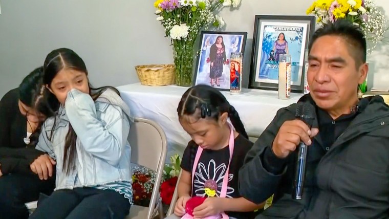 Mauricio Velásquez and daughters. 